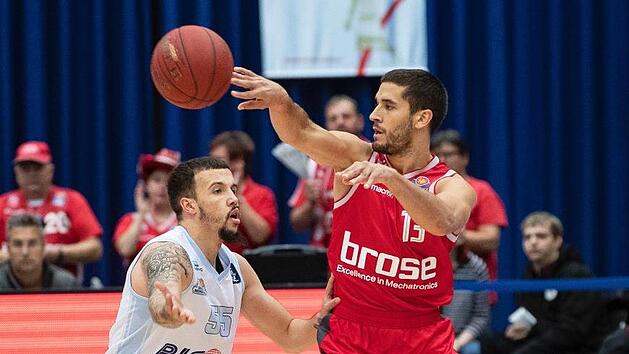 Daniel Schmidt, hier bewacht vom Bremerhavener Neuzugang Jordan Brangers, stand &uuml;ber 27 Minuten auf dem Parkett und nutzte seine lange Einsatzzeit. Foto: Hartmut Adelmann