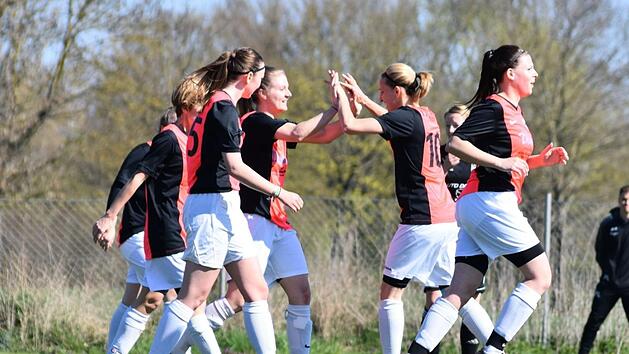 Trainerin Saskia Fischer (2. v. re.) brachte den FC Burk gegen Losaurach mit zwei Toren auf die Siegerstra&szlig;e. Foto: Natascha Sp&auml;th