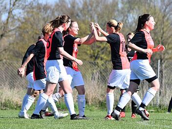 Trainerin Saskia Fischer (2. v. re.) brachte den FC Burk gegen Losaurach mit zwei Toren auf die Siegerstraße. Foto: Natascha Späth