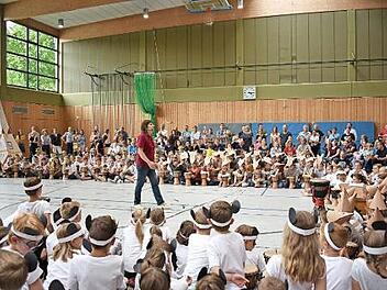 Trommelprofi Mario Argandona motiviert die Schüler.  Foto: Petra Malbrich