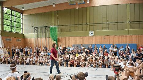 Trommelprofi Mario Argandona motiviert die Schüler.  Foto: Petra Malbrich