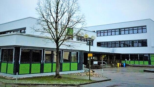Die Verbandsschule Neuenmarkt-Wirsberg pr&auml;sentiert sich im 43. Jahr ihres Bestehens in guter Verfassung. F&uuml;r die energetische Sanierung der Dreifachturnhalle wurden in der j&uuml;ngsten Sitzung des Mittelschulverbands weitere Gewerke mit einem Kostenvolumen von rund 550&nbsp;000 Euro vergeben.  Foto: Werner Rei&szlig;aus