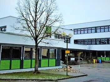 Die Verbandsschule Neuenmarkt-Wirsberg präsentiert sich im 43. Jahr ihres Bestehens in guter Verfassung. Für die energetische Sanierung der Dreifachturnhalle wurden in der jüngsten Sitzung des Mittelschulverbands weitere Gewerke mit einem Kostenvolumen von rund 550 000 Euro vergeben.  Foto: Werner Reißaus
