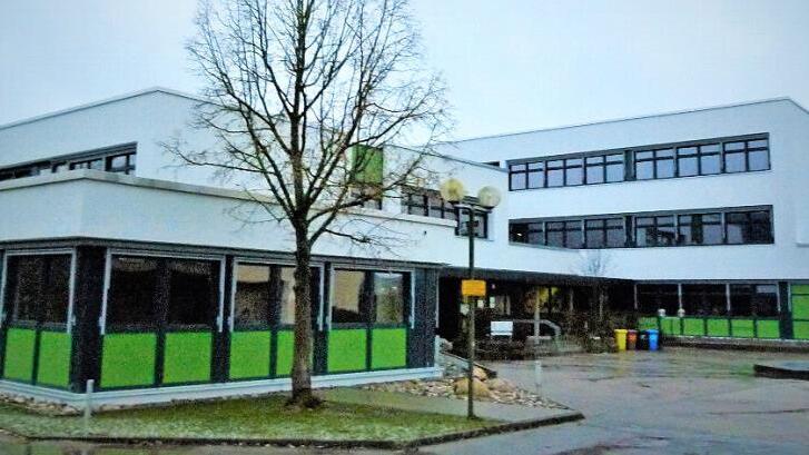 Die Verbandsschule Neuenmarkt-Wirsberg präsentiert sich im 43. Jahr ihres Bestehens in guter Verfassung. Für die energetische Sanierung der Dreifachturnhalle wurden in der jüngsten Sitzung des Mittelschulverbands weitere Gewerke mit einem Kostenvolumen von rund 550 000 Euro vergeben.  Foto: Werner Reißaus
