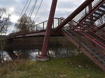 Der im Jahr 2000 errichtete Rodachsteg wird zukünftig regelmäßigen Brückenprüfungen unterzogen. Foto: Thomas Micheel