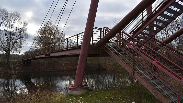 Der im Jahr 2000 errichtete Rodachsteg wird zukünftig regelmäßigen Brückenprüfungen unterzogen. Foto: Thomas Micheel