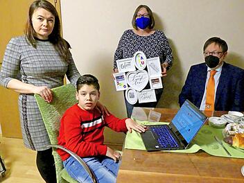Rasul freute sich mit seiner Mutter Elena über die Spende, die Sigrid Daum und Schatzmeister Gerhard Goller vom Kulmbacher Kiwanisclub überbrachten.