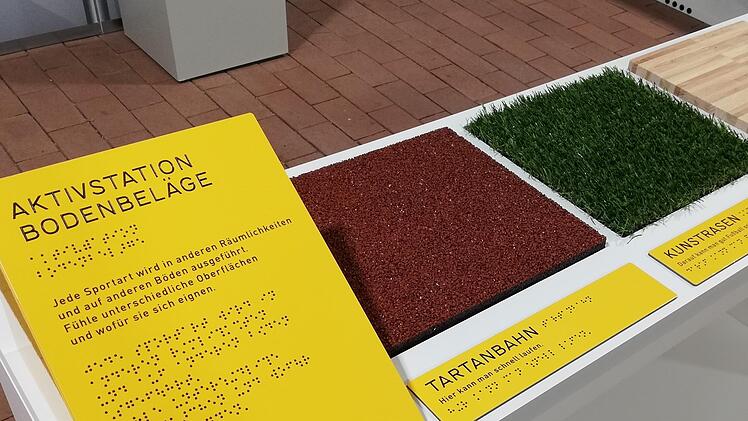 Verschiedene Bodenbeläge aus Sportstadien können Sehbehinderte hier ertasten. Foto: Sigismund von Dobschütz