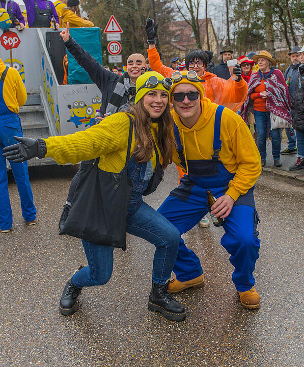 Buntes Faschingstreiben begeistert groß und klein.