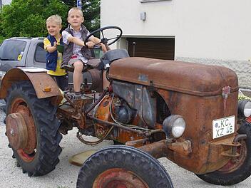 (von links) Valentin (6 Jahre) und Julian (8 Jahre) auf dem Bulldog ihrer Tante.