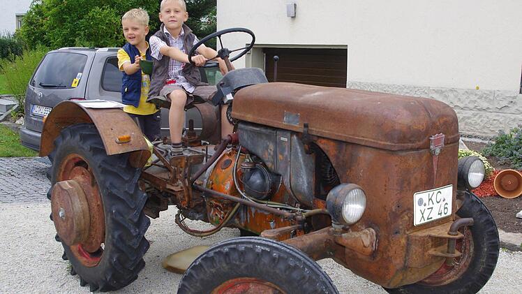 (von links) Valentin (6 Jahre) und Julian (8 Jahre) auf dem Bulldog ihrer Tante.