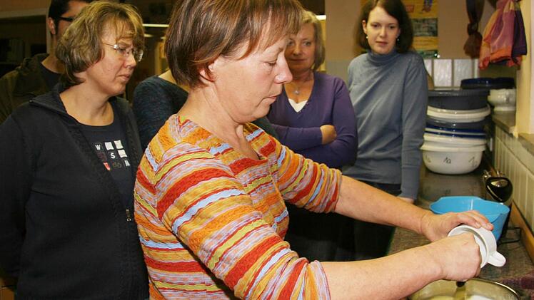 In die angewärmte und mit Buttermilch angereicherte Milch  rührt  Eva Carlsen  aufgelöstes Lab ein. Dann wird die Masse in Decken  warm  eingepackt, und die Milch wird im Nu dick.