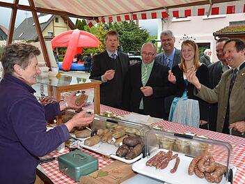 Marga Feick bietet aus ihrem Hofladen Spezialitäten an. Das ließen sich in Tiefenklein schmecken (von links): Klaus Siegelin, Erwin Schwarz, Hermann Greif, Milchprinzessin Carola Reiner, Reiner Wittmann und Alfred Hofmann.  Foto: K.-H. Hofmann