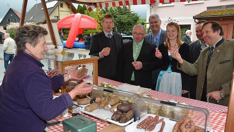 Marga Feick bietet aus ihrem Hofladen Spezialitäten an. Das ließen sich in Tiefenklein schmecken (von links): Klaus Siegelin, Erwin Schwarz, Hermann Greif, Milchprinzessin Carola Reiner, Reiner Wittmann und Alfred Hofmann.  Foto: K.-H. Hofmann