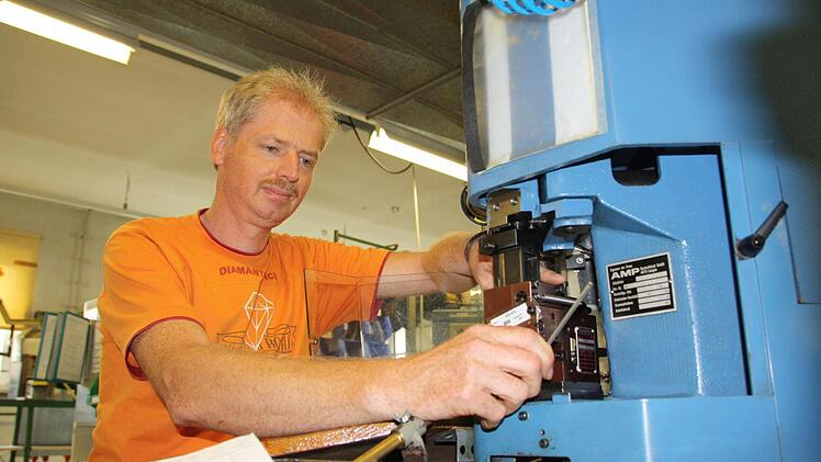Peter Schmitt beim Einstellen einer Maschine