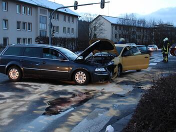 Blechschaden entstand am Montag bei einem Unfall auf dem Nordring. Drei Erwachsene und fünf Kinder wurden leicht verletzt. Fotos: Carmen Schmitt