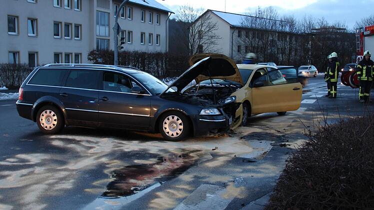 Blechschaden entstand am Montag bei einem Unfall auf dem Nordring. Drei Erwachsene und fünf Kinder wurden leicht verletzt. Fotos: Carmen Schmitt