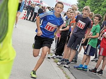 Nur nicht in Schieflage geraten: Tobias Hoffmann machte sich mit viel Tempo auf den abschließenden 800-Meter-Lauf. Fotos: Johannes Höllein
