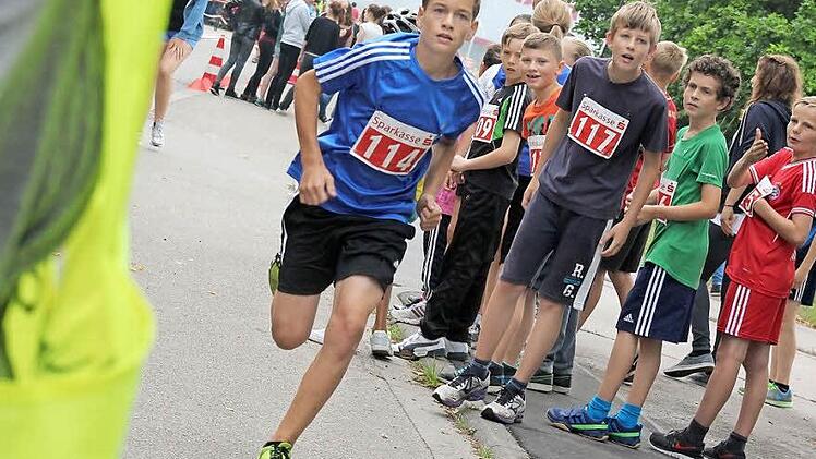 Nur nicht in Schieflage geraten: Tobias Hoffmann machte sich mit viel Tempo auf den abschließenden 800-Meter-Lauf. Fotos: Johannes Höllein