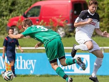 FC Redwitz - ASV Veitsbronn. Gästespieler Marco Gräß kommt im Zweikampf mit dem Redwitzer Maurice Koch zu Fall. Foto: Uwe Gick