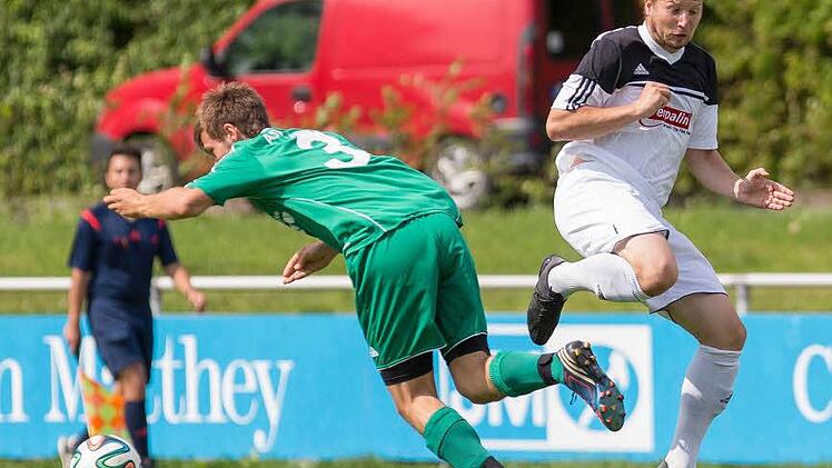 FC Redwitz - ASV Veitsbronn. Gästespieler Marco Gräß kommt im Zweikampf mit dem Redwitzer Maurice Koch zu Fall. Foto: Uwe Gick