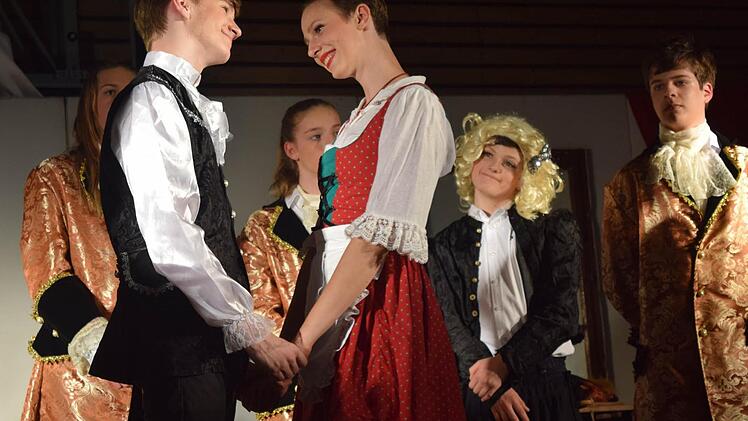 Der Novize Jean de Richard (Maximilian Kowol, 9f) lernt Mathild, die Tochter der Herbergsbesitzer (Jule Köhn, 9b), kennen und ist sich plötzlich nicht mehr sicher, ob er wirklich Mönch werden will. Foto: Daniela Pondelicek