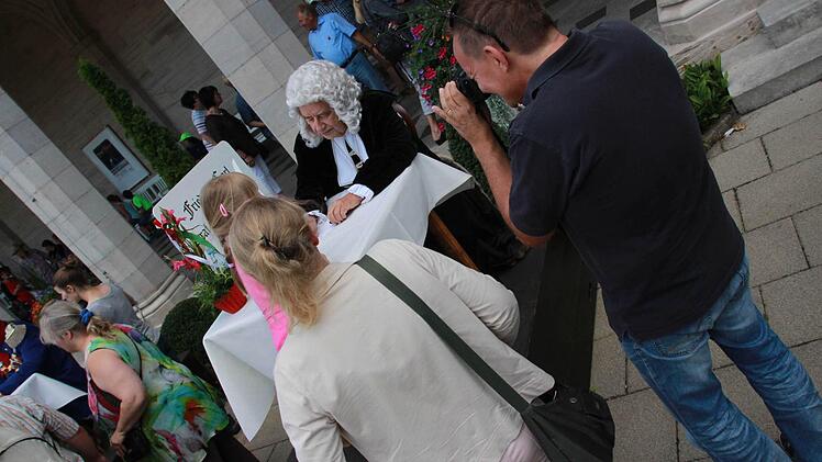 Autogrammstunde mit der historischen Persönlichkeiten im Kurpark Foto: Carmen Schmitt