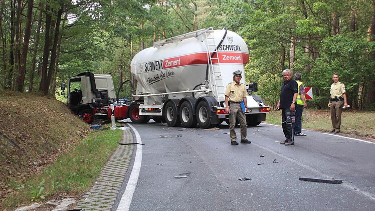 Der Sattelzug krachte nach dem Zusammenstoß in die Böschung. Foto: Andreas Dorsch