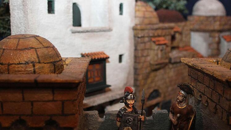 Seit 2013 baut Mesner Andreas Dremer in jeder freien Minute an der Passionskrippe und feilt an Details.