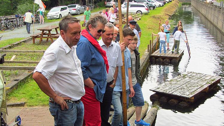 Die "Promis" warten gespannt darauf, wessen Blöchla am Schnellsten schwimmt. Dritter von rechts Mühlvogt und Landrat Oswald Marr. Foto: Susanne Deuerling