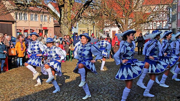 Bei Sonnenschein tanzen, schunkeln und singen kleine und große Narren beim "Faschingsfez" auf dem Anger. Nicht nur die Organisatoren freut's. Foto: Dieter Britz