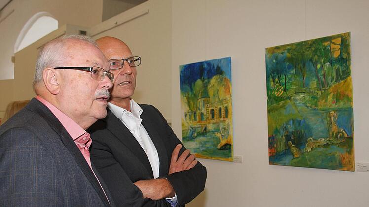Stadtrat Lothar Seyfferth (links) und  Tourismuschef Helmut Völkl genossen die Vielfalt der Arbeiten. Foto: Sonny Adam
