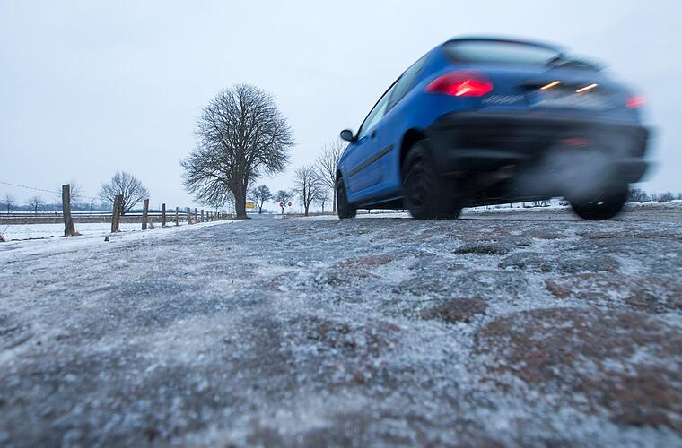 B289 bei Untersteinach: Mit Sommerreifen in Leitplanke gekracht - Auto von 20-Jährigem jetzt Schrott