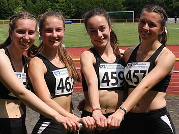 Die U-18-Staffel des TV/DJK Hammelburg, die im vergangenen Jahr bei den bayerischen Meisterschaften den Titel über 4 x 100 Meter  gewann, wurde bei der Sportlerehrung in Oberthulba mit besonders viel Beifall bedacht. Unser Bild zeigt (von links)  Elisa Eich, Lena Weigand, Anna Lukaschewitsch und Lilian Heid. Foto: Reinhold Nürnberger