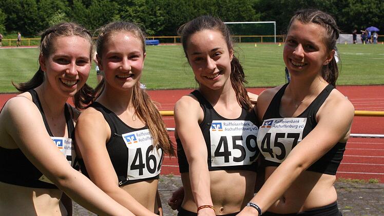 Die U-18-Staffel des TV/DJK Hammelburg, die im vergangenen Jahr bei den bayerischen Meisterschaften den Titel über 4 x 100 Meter  gewann, wurde bei der Sportlerehrung in Oberthulba mit besonders viel Beifall bedacht. Unser Bild zeigt (von links)  Elisa Eich, Lena Weigand, Anna Lukaschewitsch und Lilian Heid. Foto: Reinhold Nürnberger