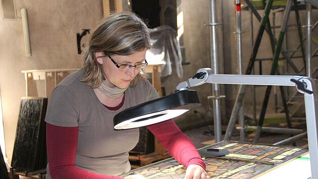 Steffi Wirsing-Nolte  restauriert die historischen Glasfenster der Stadtpfarrkirche.Heike Beudert