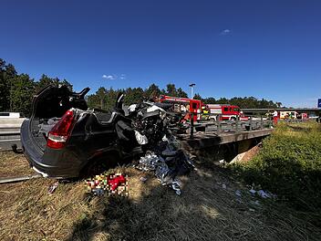 Schwerer Unfall auf A3: Zwei Personen lebensbedrohlich verletzt