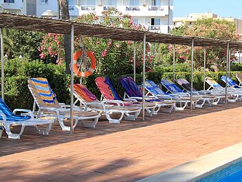 Sonnenliegen am Pool  von maho