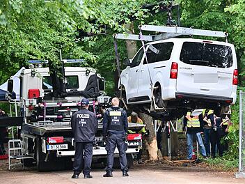 Auto f&auml;hrt in Menschenmenge - CSD abgebrochen