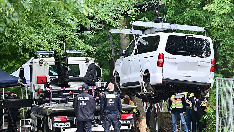 Auto f&auml;hrt in Menschenmenge - CSD abgebrochen