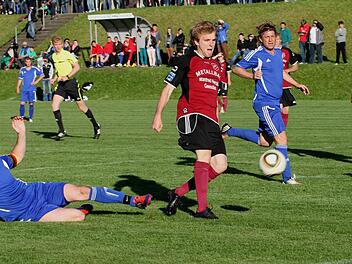 Geesdorfs Simon Weiglein erzielt hier das 5:0 in der 59. Minute, Sylbachs Kapitän Jonathan Brandl (links) hat nur noch das Nachsehen. Foto: Günther Geiling