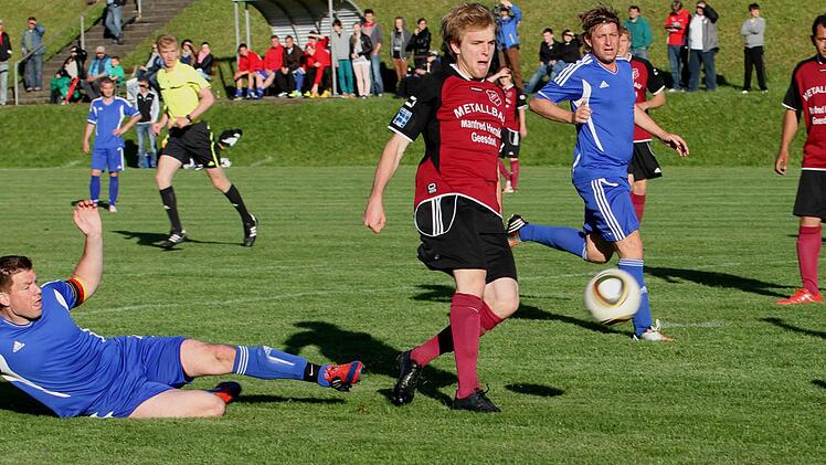 Geesdorfs Simon Weiglein erzielt hier das 5:0 in der 59. Minute, Sylbachs Kapitän Jonathan Brandl (links) hat nur noch das Nachsehen. Foto: Günther Geiling