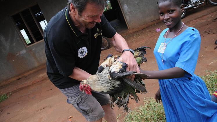 Baptist Winkelmann erhält von einer Grundschülerin einen Hahn als Geschenk Foto: Stefan Reinmann