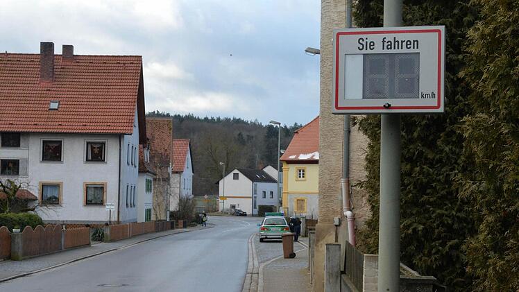 Die Gemeinde hat durch den Bauhof bereits eine Tempoanzeige anbringen lassen. Foto: Ronald Rinklef