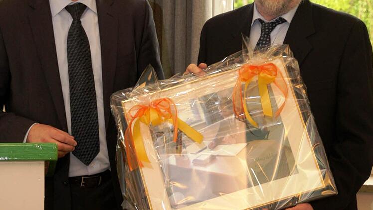 Bernd Drummer und Hans Weisel mit dem Bild (Amtskette)