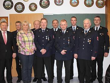 Ehrungen standen bei der Freiwilligen Feuerwehr Motten an (von links): Landrat Thomas Bold, Helmut Winter, 2. Bürgermeisterin Ute Becker, Josef Möller, Klaus Kraft, Josef Breitenbach, Alexander Büchner, Tobias Herbert, Kommandant Andreas Möller und Kreisbrandinspektor Marco Brust. Foto: Birgit Will