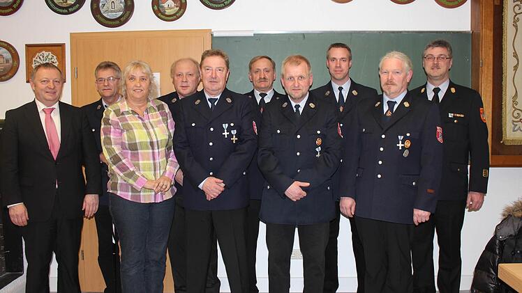Ehrungen standen bei der Freiwilligen Feuerwehr Motten an (von links): Landrat Thomas Bold, Helmut Winter, 2. Bürgermeisterin Ute Becker, Josef Möller, Klaus Kraft, Josef Breitenbach, Alexander Büchner, Tobias Herbert, Kommandant Andreas Möller und Kreisbrandinspektor Marco Brust. Foto: Birgit Will