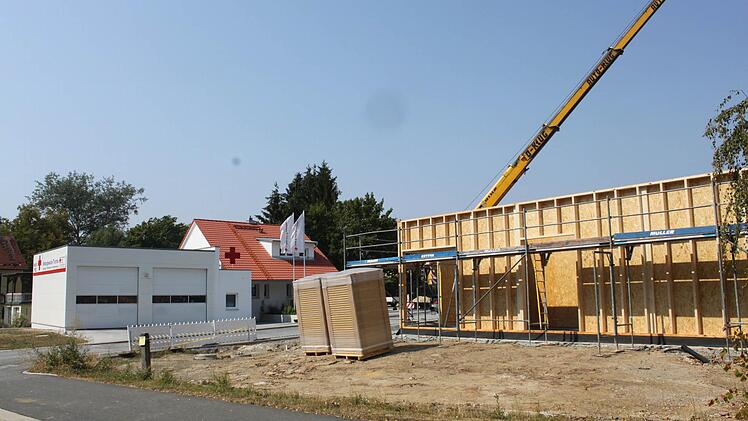 Die BRK-Rettungswache liegt direkt gegenüber.