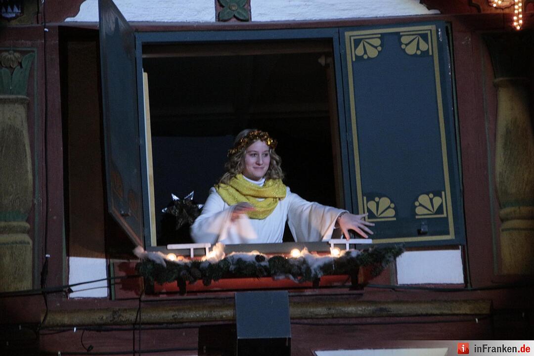 Das erste Fenster des Forchheimer Adventskalenders wurde von Weihnachtsengel Petra geöffnet.