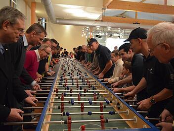 Die Kicker wurden in aufw&auml;ndiger Arbeit von Menschen mit Behinderung in der Benedikt-Menni-Werkstatt in Gremsdorf hergestellt.  Foto: H&auml;ndel